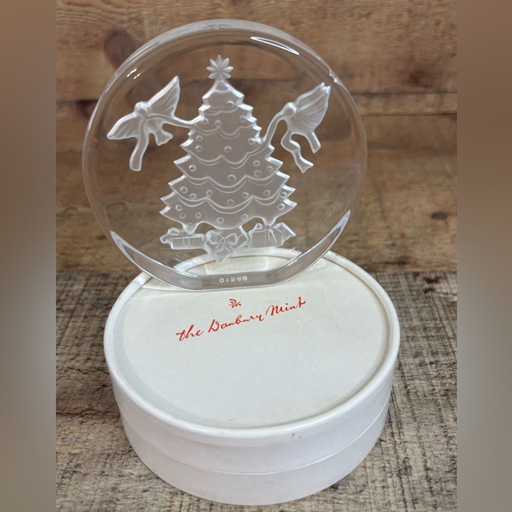 1982 Danbury Mint Crystal Glass Christmas Tree Paperweight Figurine Sculpture